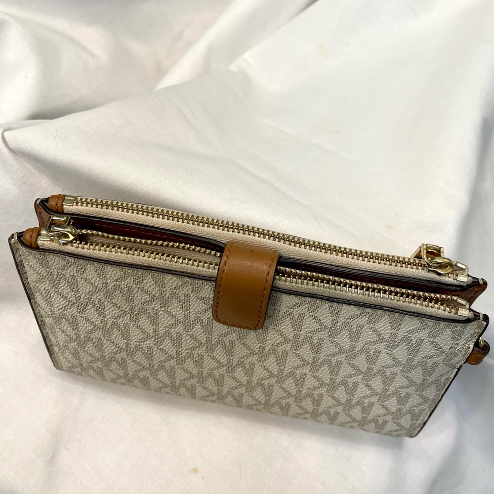 Michael Kors Double Zip Wallet with Cream Signature MK logo/print - Picture 4 of 10